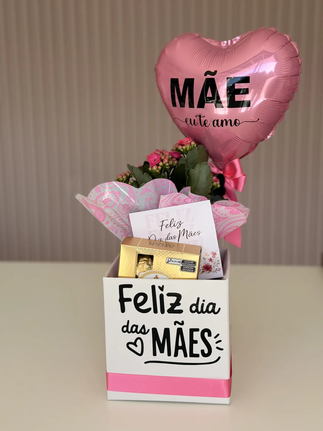 Cachepô com flor e Ferrero